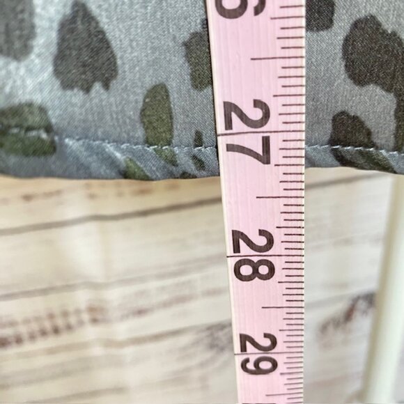 Queen Collection Blouse Women's size Small grey leopard print business - Picture 6 of 15